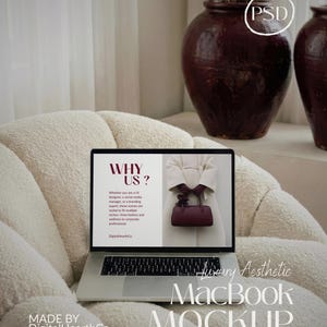 Può includere: Un laptop MacBook argentato che mostra una pagina web con il testo "WHY US?" e l'immagine di una donna con una borsa. Il laptop è su una sedia color crema strutturata. Le parole "Luxury Aesthetic MacBook MOCKUP" sono sotto.