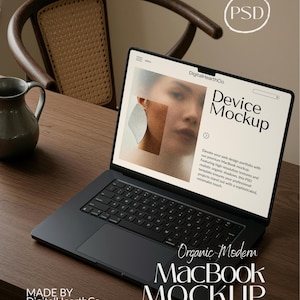 Puede incluir: Un ordenador portátil MacBook negro sobre una mesa de madera, mostrando una "Maqueta de dispositivo" en la pantalla. El texto "Maqueta MacBook Moderna Orgánica" está debajo. La imagen también incluye una silla y una jarra de cerámica.