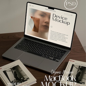 Op de afbeelding: Een grijze laptop met een zwart toetsenbord en een scherm met een website-mockup. Twee boeken met de titel "PATTI SMITH" staan ​​in de buurt van de laptop. De afbeelding bevat ook de tekst "Device Mockup" en "Organic Modern MacBook Mockup".
