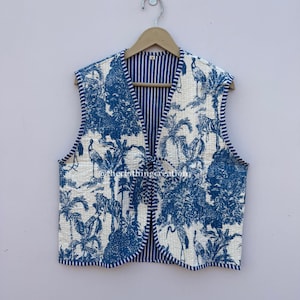 Handgemaakt gewatteerd katoenen vest, omkeerbaar met jungleprint en strik aan de voorkant.