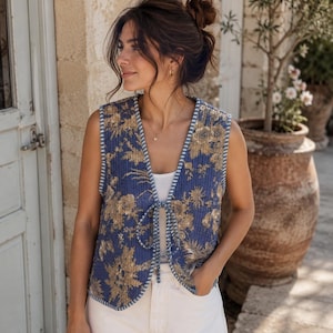 Chaleco acolchado de algodón hecho a mano, reversible, con estampado floral y cierre de lazo en la parte delantera.