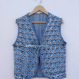 Gewatteerd vest, blauw katoen met blokprint, strik aan de voorkant, omkeerbaar.