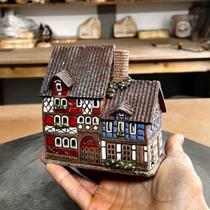 Doppeltes Fachwerk-Stadthaus – Keramik-Duftölbrenner und Teelichthalter
