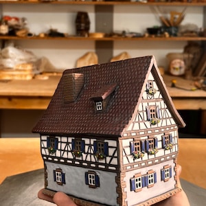 Litet keramiskt hus – handgjord värmeljushållare och aromoljediffusor