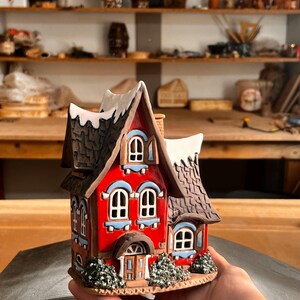 Handgjort litet keramiskt julhus i byn – ljusstake och aromoljediffusor