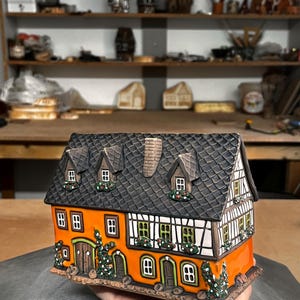 Handgjord keramisk husminiatyr – värmeljushållare och eterisk oljediffusor som souvenir