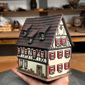 Handgjort keramiskt hus – Värmeljushållare och samlarobjekt för eterisk olja