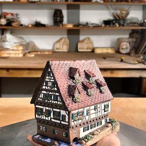 Handgjord husminiatyr – Keramisk ljushållare och aromaoljediffusor