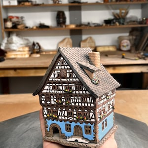 Handgjort keramiskt hus – Värmeljushållare för eterisk olja, samlarobjekt