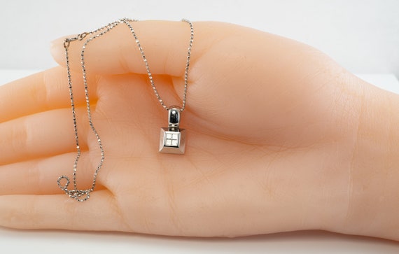 Platinum diamond hotsell pendant necklace