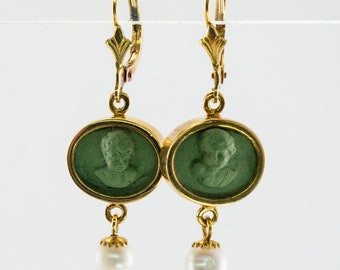 Örhängen med gröna kameopärlor, 18K guld och lavaängelkerub, vintage.