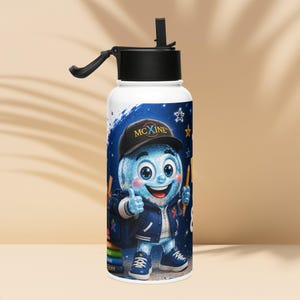 Op de afbeelding: Een witte waterfles met een zwarte dop en rietje, voorzien van een afbeelding van een blauw, rond, lachend personage met een zwarte pet met de tekst MCXINE, een blauw varsity-jack en blauwe sneakers, terwijl het een geel potlood vasthoudt.