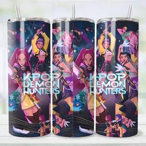 Peut inclure: Ensemble de trois gobelets en acier inoxydable avec un motif enveloppant représentant des personnages de style anime. Le design comprend le texte "KPOP DEMON HUNTERS" dans une police stylisée, avec un fond sombre et des couleurs vives.