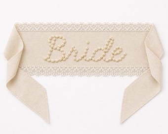 Boho bruidssjerp met kauri-schelpletters | Handgemaakte vrijgezellenfeest bruidssjerp | Beachy boho bruidsoutfit | Bruidscadeau met kanten rand