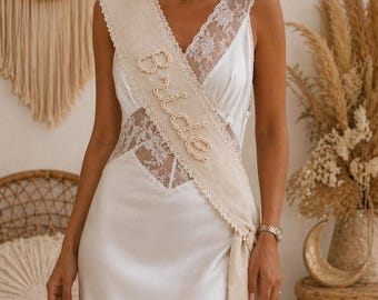 Banda de novia estilo boho con letras de conchas de cauri / Banda nupcial hecha a mano para despedida de soltera / Conjunto de novia boho playero / Regalo para despedida de soltera con ribete de encaje