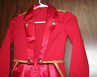 Könnte beinhalten: Eine rote Jacke mit goldenen Verzierungen und Knöpfen. Die Jacke hat einen Satin-Kragen und einen V-Ausschnitt.