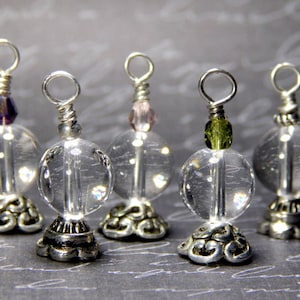 Ein handgemachter Kristall Ball Boho Charm Anhänger Amulett Talisman Handwerker Bergkristall OOAK Wicca Pagan Aerieannas Talisman