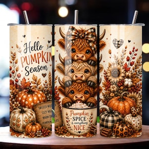 Puede incluir: Un vaso cilíndrico con pajita de metal que presenta un diseño otoñal. Muestra tres vacas Highland apiladas, calabazas, girasoles y el texto Hello PUMPKIN Season y Pumpkin SPICE & everything NICE con un lazo de cuadros como detalle.