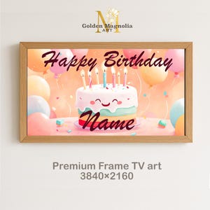 Könnte beinhalten: Gerahmter Kunstdruck mit einem Geburtstagskuchen mit brennenden Kerzen, den Worten "Happy Birthday" und "Name" sowie bunten Luftballons. Der Hintergrund ist hellorange. Der Rahmen ist aus Holz.