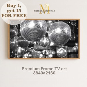 Könnte beinhalten: Schwarz-weiß gerahmter Kunstdruck mit mehreren Discokugeln. Das Bild hat einen Holzrahmen und enthält den Text "Golden Magnolia ART" und "Premium Frame TV art 3840x2160". Ein dekoratives Kunstwerk.