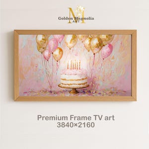 Könnte beinhalten: Ein gerahmtes Kunstwerk mit einem Geburtstagskuchen mit brennenden Kerzen, umgeben von goldenen und rosa Luftballons. Das Gemälde hat einen weichen, strukturierten Stil mit einer hellrosa und goldenen Farbpalette. Der Rahmen ist aus hellem Holz.