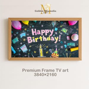 Könnte beinhalten: Gerahmtes Kunstwerk im Tafelstil mit Geburtstagsthema. Der schwarze Hintergrund zeigt farbenfrohe Zeichnungen von Luftballons, einer Torte und einer Kerze mit den Worten "Happy Birthday!" in Rosa und Gelb. Der Rahmen ist aus hellem Holz.