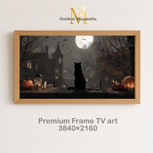 Könnte beinhalten: Ein gerahmter Druck mit einer gruseligen Halloween-Szene. Eine schwarze Katze sitzt auf einem Sims, vor einem Vollmond. Kürbisse, Kerzen und ein Spukhaus vervollständigen die unheimliche Szenerie. Der Text "Golden Magnolia" und "Premium Frame TV art 3840x2160" sind sichtbar.