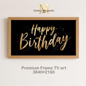 Könnte beinhalten: Ein gerahmtes Kunstwerk mit schwarzem Hintergrund und goldfarbenen Buchstaben, die "Happy Birthday" lauten. Das Kunstwerk befindet sich in einem hellbraunen Holzrahmen. Der Text "Premium Frame TV art" und die Auflösung "3840x2160" werden darunter angezeigt.