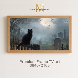 Könnte beinhalten: Gerahmter Kunstdruck mit einer schwarzen Katze mit gelben Augen auf einem Zaun in einem Friedhof. Das Kunstwerk hat ein gotisches Thema mit Vollmond, Vögeln und dem Text "Golden Magnolia" und "Premium Frame TV art 3840x2160". Die Szene ist neblig.
