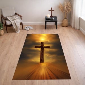 Puede incluir: Una alfombra rectangular con una gran cruz ornamentada sobre un fondo de cielo dorado con rayos de luz. La cruz es marrón y la alfombra tiene una paleta de colores cálidos. El diseño evoca espiritualidad y fe.