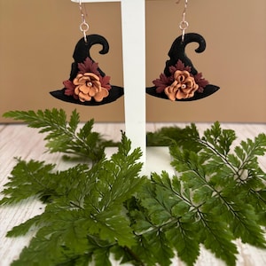 Handgemaakte oorbellen heksenhoed – herfstbloemen Halloween-sieraden – polymeerklei-oorbellen – herfstheksenoorbellen – Spooky Season-accessoires