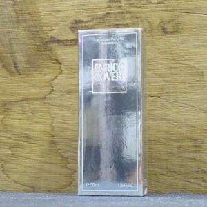 Op de afbeelding: Een rechthoekige zilveren doos van Enrico Coveri-parfum. De doos heeft een zilveren lijst en de merknaam in een witte vierkant. De doos bevat 50 ml parfum.