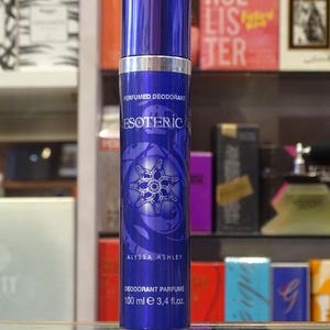 Può includere: Uno spray deodorante profumato Esoteric blu di Alyssa Ashley. Il flacone ha un tappo argentato e un design decorativo con il nome del marchio e i dettagli del prodotto. Contiene 100 ml.