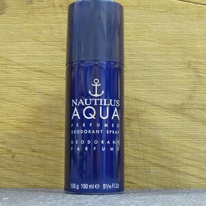 Könnte beinhalten: Eine blaue Deodorant-Spraydose mit dem Text "NAUTILUS AQUA" und einem Anker-Logo. Die Dose enthält 150 ml Produkt. Es handelt sich um ein parfümiertes Deodorant-Spray.
