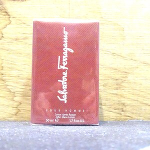 Pode incluir: Caixa vermelha de loção pós-barba Salvatore Ferragamo Pour Homme. A caixa tem o nome da marca em escrita branca. O texto na caixa diz "Lotion Après Rasage After Shave Lotion" e contém 50 ml e / 1,7 fl.oz.US.