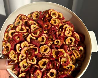 Anelli di bacche di biancospino essiccate, fette di frutta secca naturale, senza zuccheri aggiunti, ingrediente per tisane, snack salutare