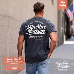 Può includere: Una maglietta grigio scuro con la scritta "MiraMire Mockups" in bianco, progettata per i venditori di abbigliamento. La maglietta è una Comfort Colors 1717, con un rapporto 1:1 e un colore Pepper. L'immagine include anche il testo "Men Mockup".