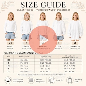 Puede incluir: Una guía de tallas para sudaderas juveniles de cuello redondo Gildan 18000B con cinco modelos en tallas de XS a XL. Incluye una tabla con medidas de ancho, largo y manga en pulgadas y centímetros, además de composición de la tela y ajuste.