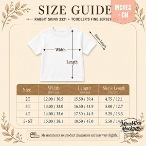 Puede incluir: Una guía de tallas para camiseta de jersey para niños pequeños, blanca, con un diagrama que indica ancho, largo y largo de manga. Una tabla enumera las medidas en pulgadas y centímetros para las tallas 2T, 3T, 4T y 5-6T, indicando que las medidas pueden variar.