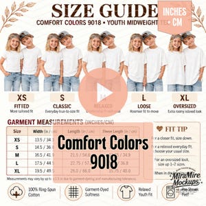 Pode incluir: Um guia de tamanhos para t-shirts juvenis de peso médio Comfort Colors 9018, com imagens de crianças em t-shirts brancas, uma tabela de medidas em polegadas e centímetros, ajustes de XS a XL e detalhes sobre o tecido.