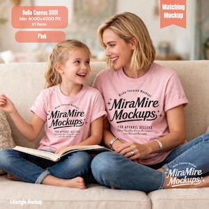 Puede incluir: Una maqueta de estilo de vida con una madre y un niño que visten camisetas rosas a juego con el texto "MiraMire Mockups" en negro. Están sentados en un sofá beige, ambos sonriendo. Las camisetas son Bella Canvas 3001, con una proporción de 1:1 y un mínimo de 4000x4000 PX.