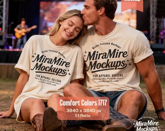 Könnte beinhalten: Ein Paar trägt elfenbeinfarbene T-Shirts mit dem schwarzen Text "MiraMire Mockups". Sie sitzen auf dem Boden und tragen Jeansshorts und Cowboystiefel. Das Bild enthält den Text "Comfort Colors 1717" und "Ivory & Ivory".