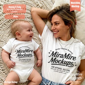 Puede incluir: Una maqueta de camiseta y body para bebé blancos con el texto "MiraMire Mockups" en negro. La imagen muestra a una madre y un bebé usando la ropa, acostados sobre una superficie texturizada. La maqueta está diseñada para vendedores de ropa.