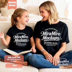 Puede incluir: Una mujer y una niña visten camisetas negras con el texto blanco "MiraMire Mockups". El texto está rodeado por un diseño de estrella. Las camisetas forman parte de una maqueta de estilo de vida.