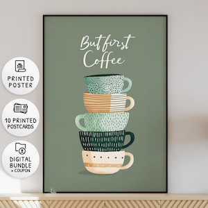 Può includere: Stampa artistica incorniciata con una pila di cinque tazze da caffè in vari colori e motivi su sfondo verde tenue. La frase "But first Coffee" è scritta in bianco in alto.