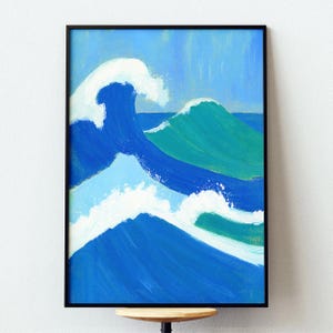 Peut inclure: Une impression d'art mural verticale encadrée représentant une peinture stylisée de vagues océaniques. La composition présente de grands coups de pinceau expressifs dans des tons bleu profond, turquoise et bleu clair, avec de la peinture blanche.