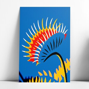 Può includere: Una stampa d'arte grafica raffigurante una pianta carnivora dionaea stilizzata su uno sfondo blu a tinta unita. La pianta presenta foglie seghettate rosse e gialle con punte bianche, un gambo nero e fogliame giallo alla base.