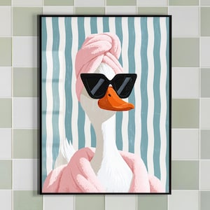 Könnte beinhalten: Ein gerahmter Kunstdruck, der eine weiße Ente mit einem um den Kopf gewickelten rosa Handtuch, einem passenden rosa Bademantel und einer schwarzen Katzenaugen-Sonnenbrille zeigt. Der Hintergrund besteht aus vertikalen, wellenförmigen hellblauen und weißen Streifen.