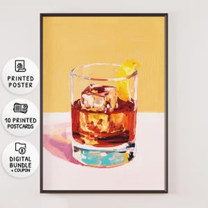 Puede incluir: Impresión artística enmarcada de un cóctel en un vaso de whisky. La bebida es de color ámbar con dos grandes cubitos de hielo y una rodaja de limón. El fondo es amarillo y la base está pintada de turquesa.