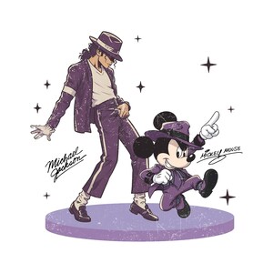 Può includere: Illustrazione di Michael Jackson e Topolino in abiti viola, in pose di danza. L'immagine include il testo "Michael Jackson" e "Mickey Mouse" in corsivo, con stelle su sfondo bianco.
